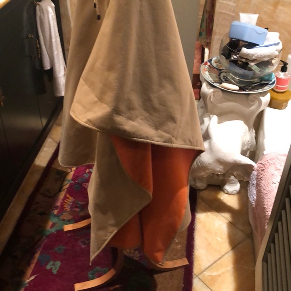 Cape - Picture 6 of 7